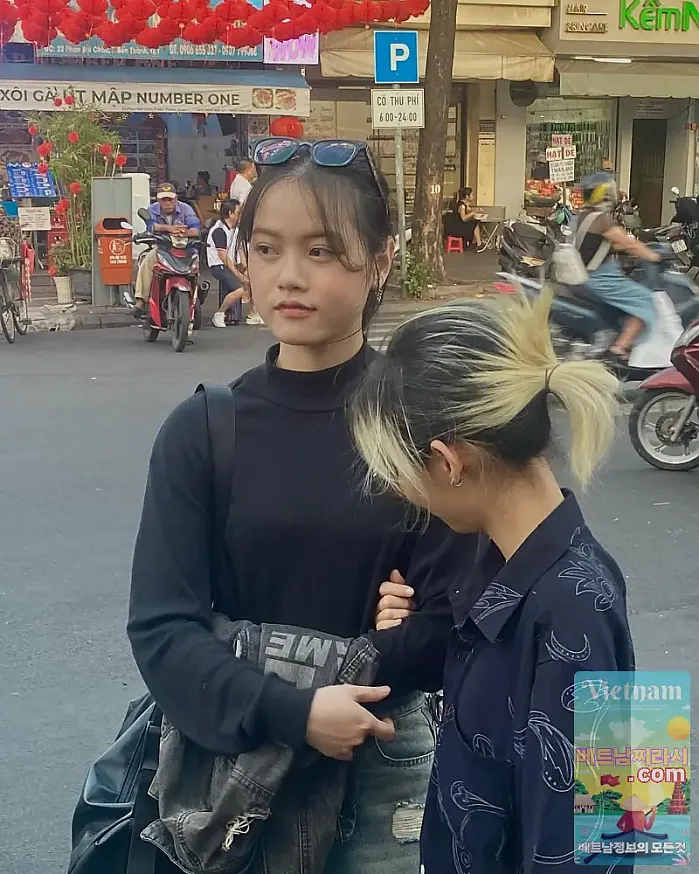 Chợ Bến Thành, Saigon 4월 4일  Tóc này là tóc xấu 이 머리는 나쁜 머리야