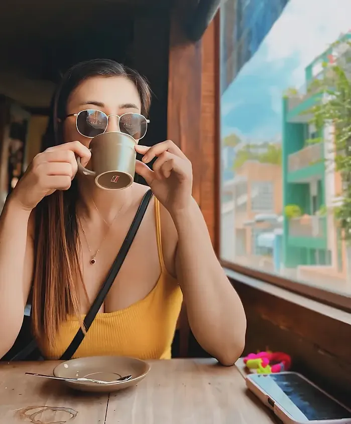 cong caphe에서 매혹적인 tan dinh 교회를 바라보며 최고급 커피