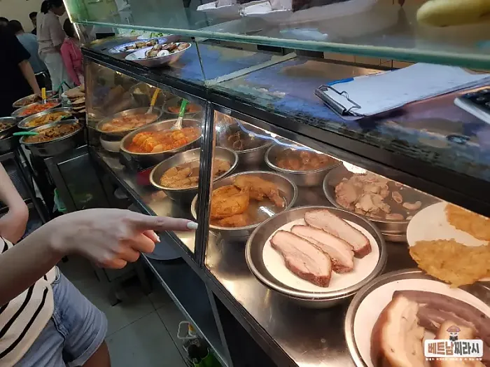 호치민 1군 벤탄시장 로컬 맛집인 동냔 백반집 Quan Com Dong Nhan 알려드립니다.