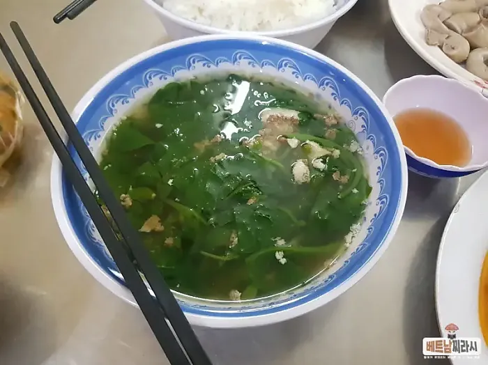 호치민 1군 벤탄시장 로컬 맛집인 동냔 백반집 Quan Com Dong Nhan 알려드립니다.