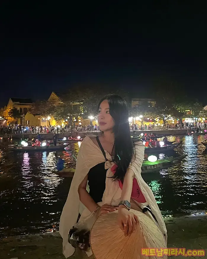 베트남 호이안 2월 15일 더위를 이기지 못하고 점점 벗겨지는 옷들 ..(?)