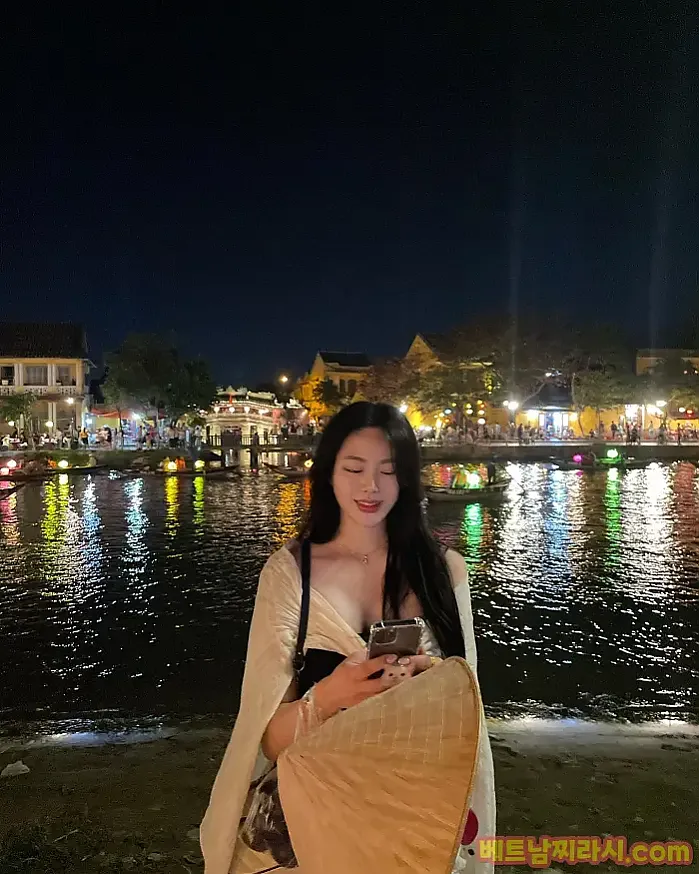 베트남 호이안 2월 15일 더위를 이기지 못하고 점점 벗겨지는 옷들 ..(?)