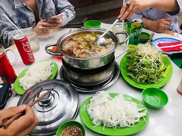 Giao Toan 쇠고기 전골 - 40년 동안 시장만큼 큰 유명 전골 레스토랑은 항상 고객으로 붐비고 있습니다