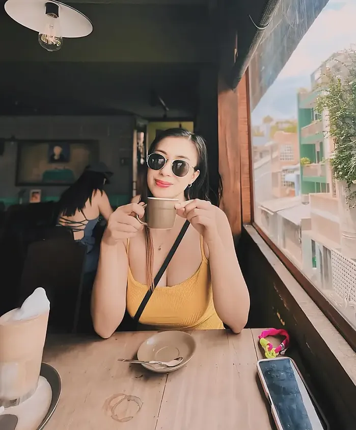 cong caphe에서 매혹적인 tan dinh 교회를 바라보며 최고급 커피