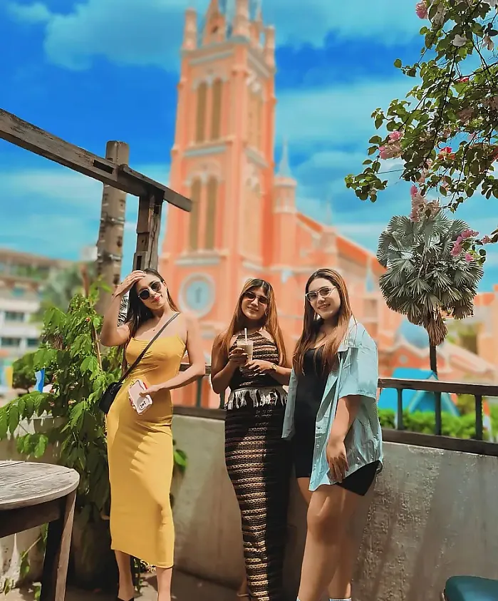 cong caphe에서 매혹적인 tan dinh 교회를 바라보며 최고급 커피