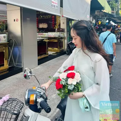 Chợ Bến Thành, Saigon 4월 4일  Tới giờ cơm rồi mà cô ba đi chợ sáng giờ chưa về