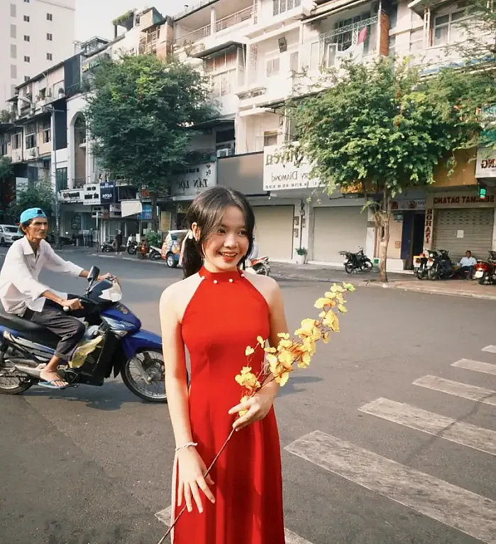 Chợ Bến Thành, Saigon 8월 17일 gio lao xao, may lao dao moi khi em cuoi