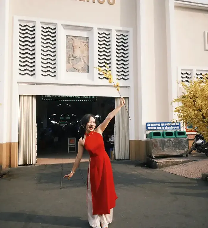 Chợ Bến Thành, Saigon 8월 17일 gio lao xao, may lao dao moi khi em cuoi