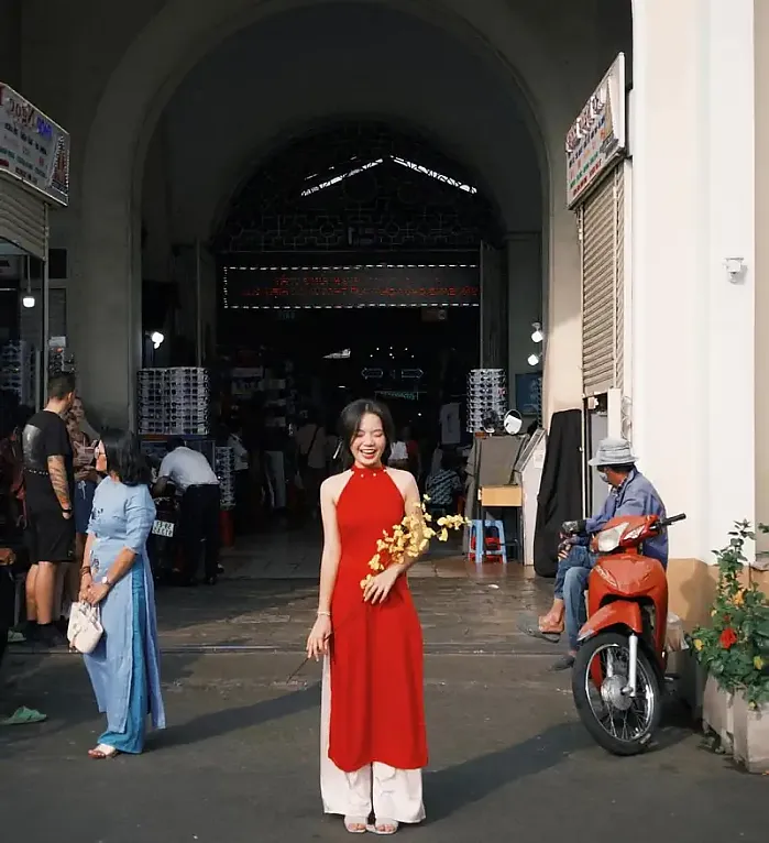 Chợ Bến Thành, Saigon 8월 17일 gio lao xao, may lao dao moi khi em cuoi