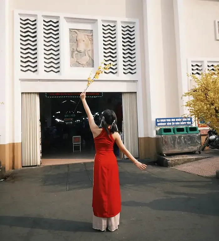 Chợ Bến Thành, Saigon 8월 17일 gio lao xao, may lao dao moi khi em cuoi