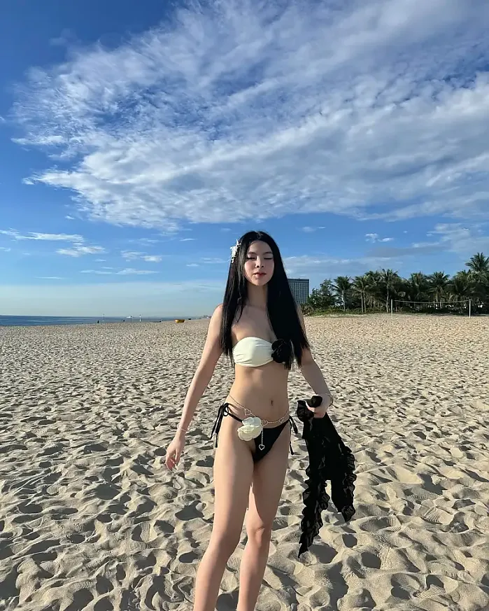 Biển Mỹ Khê - Đà Nẵng 8월 17일 Life’s better in a bikini