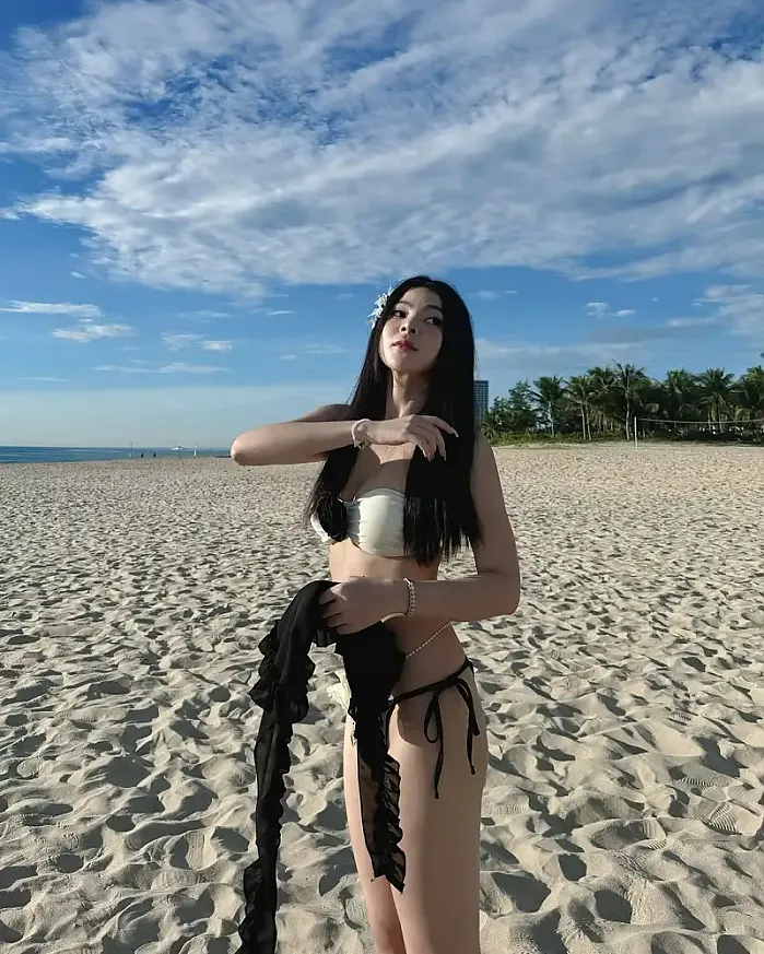 Biển Mỹ Khê - Đà Nẵng 8월 17일 Life’s better in a bikini