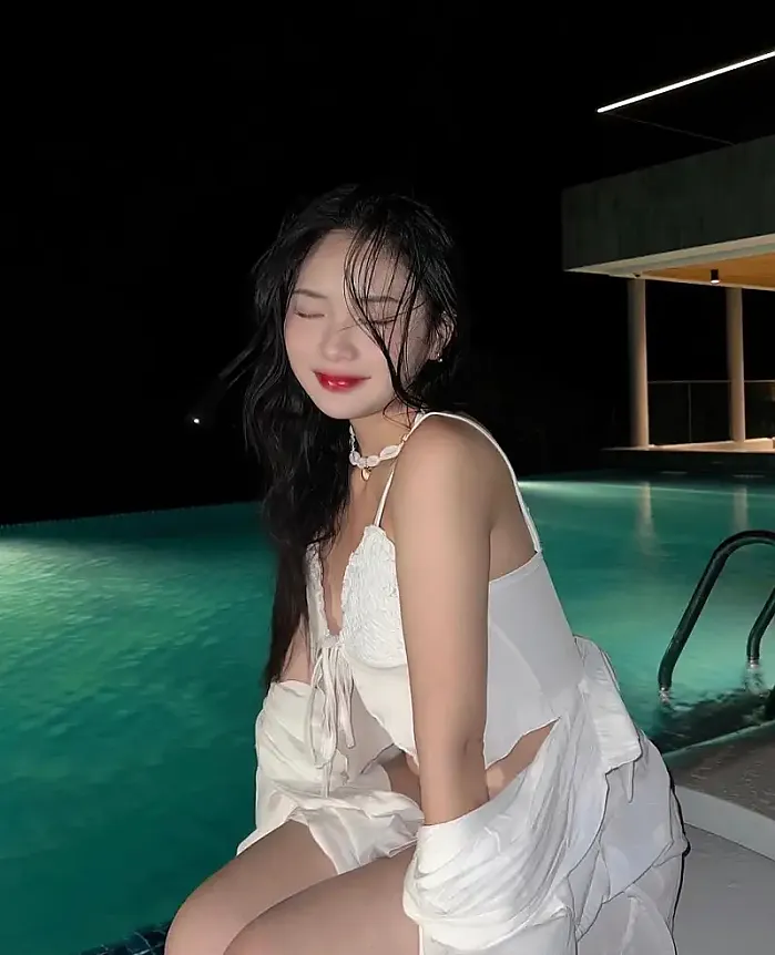 핫한 여자들은 밤에 클럽하우스 인피니티 풀에서 사진을 찍는다 @mandalamuine