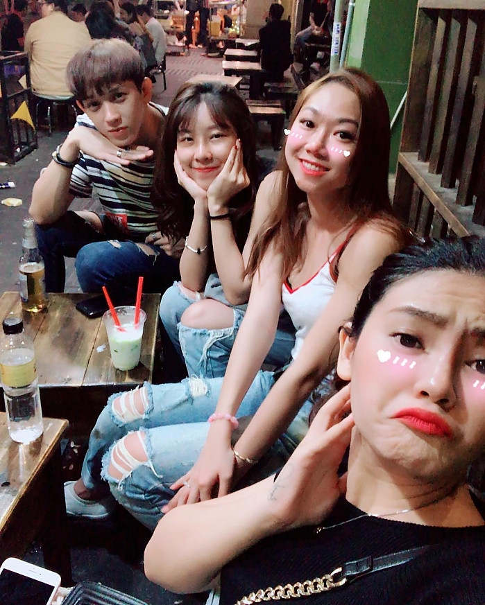 우리 자매들이 차를 마시러 떠들며 수다를 떨다 @helenng209