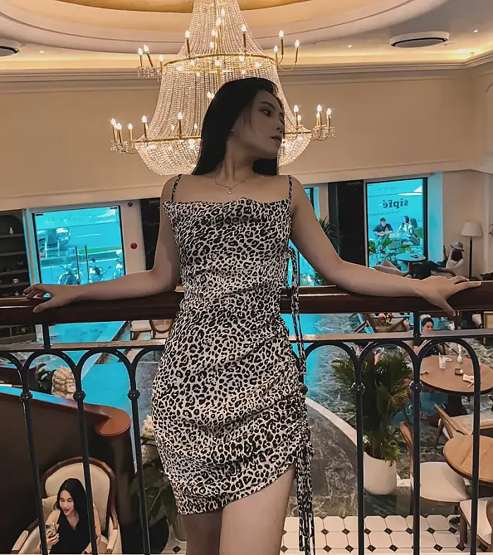 계단아래 호피무늬 원피스  @samilinn__ 인스타