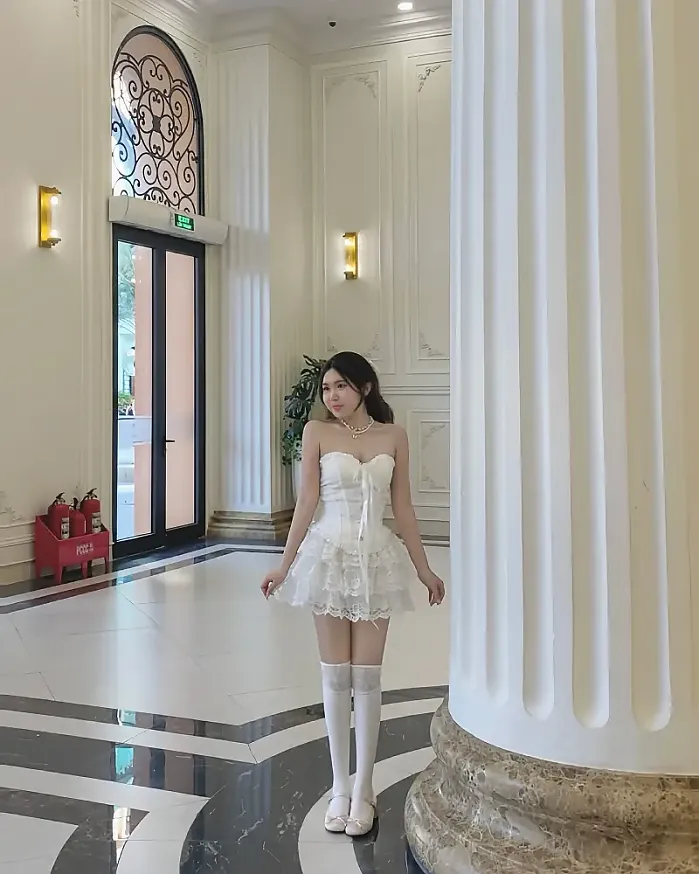 화이트 미니드레스 @dannhi105 인스타