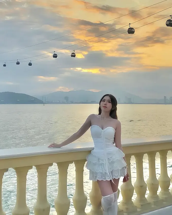 화이트 미니드레스 @dannhi105 인스타