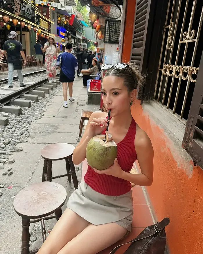 Just had the most dangerous coconut of my life lol @micnienie 인스타