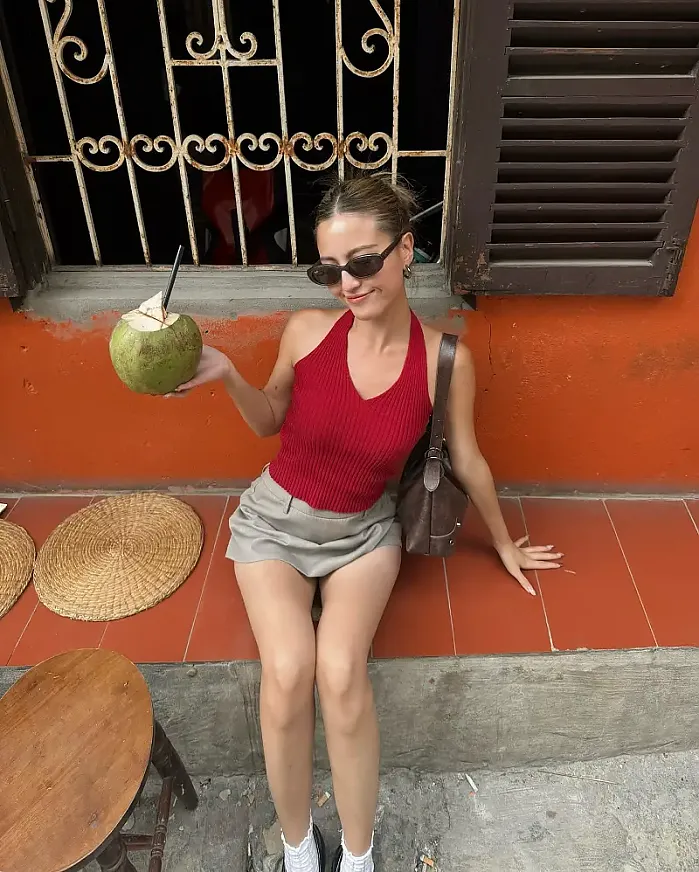 Just had the most dangerous coconut of my life lol @micnienie 인스타