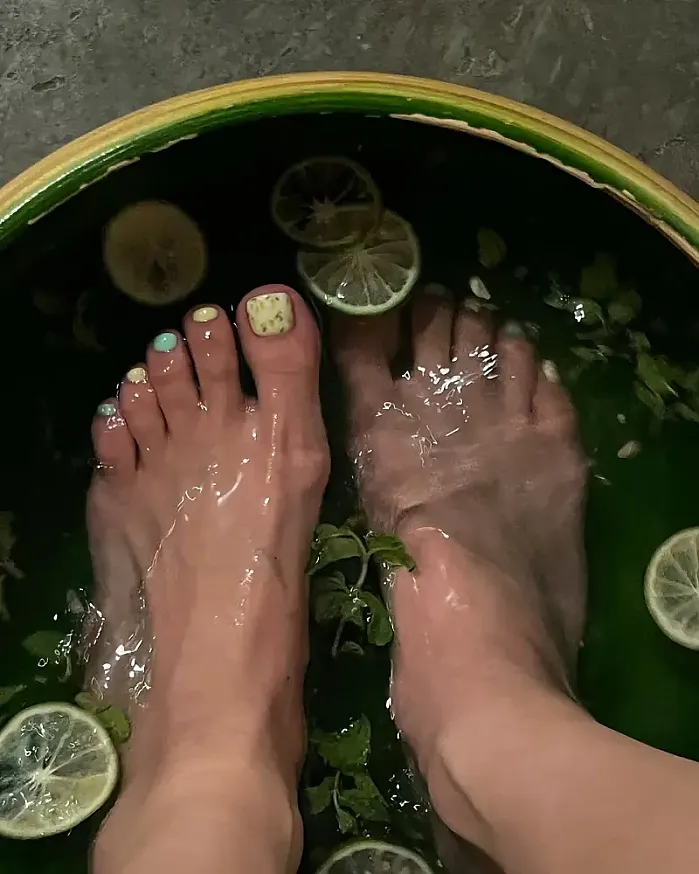 다에서 낭낭 놀고 스티커 타투 넘 기엽지 않나요.,? @like__kit 인스타