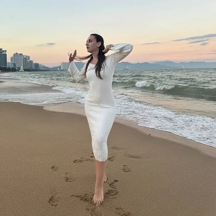 나트랑 해변에서의 서양녀 @leisan_gm 인스타