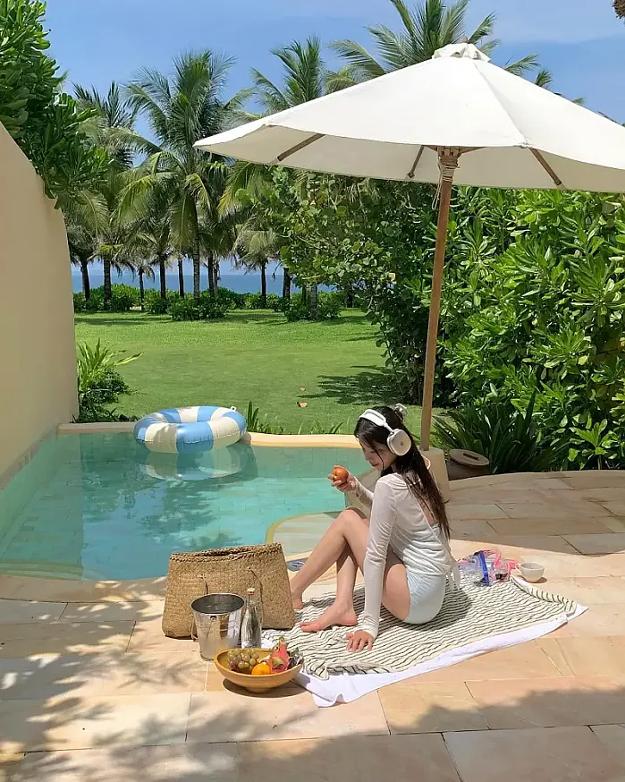 참방참방 모닝수영하면서 먹고싶던 플러팅 조식까지 공주놀이 실컷해따 @j.oneee