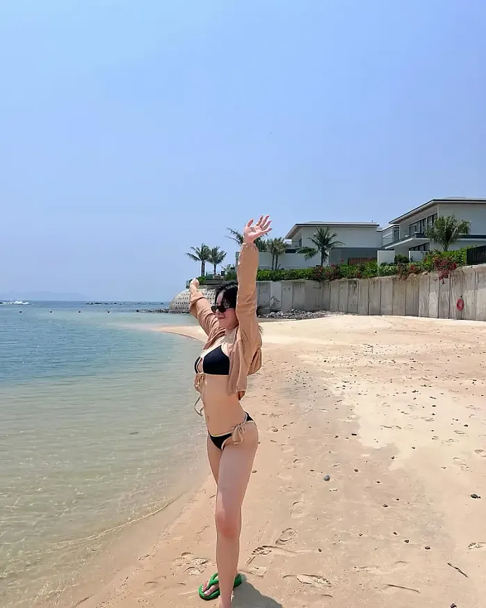 beach.. beach.. bitc...h @sssohyn_