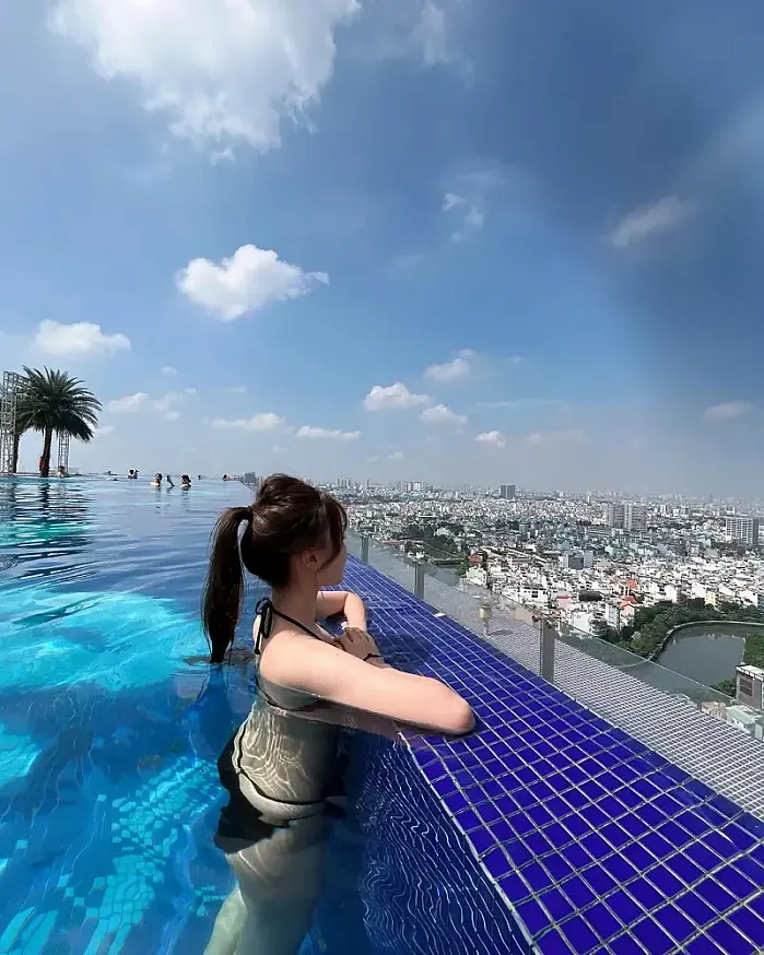 호텔 수영장이 낮과 밤 모두 너무 좋았다 @miku___tama