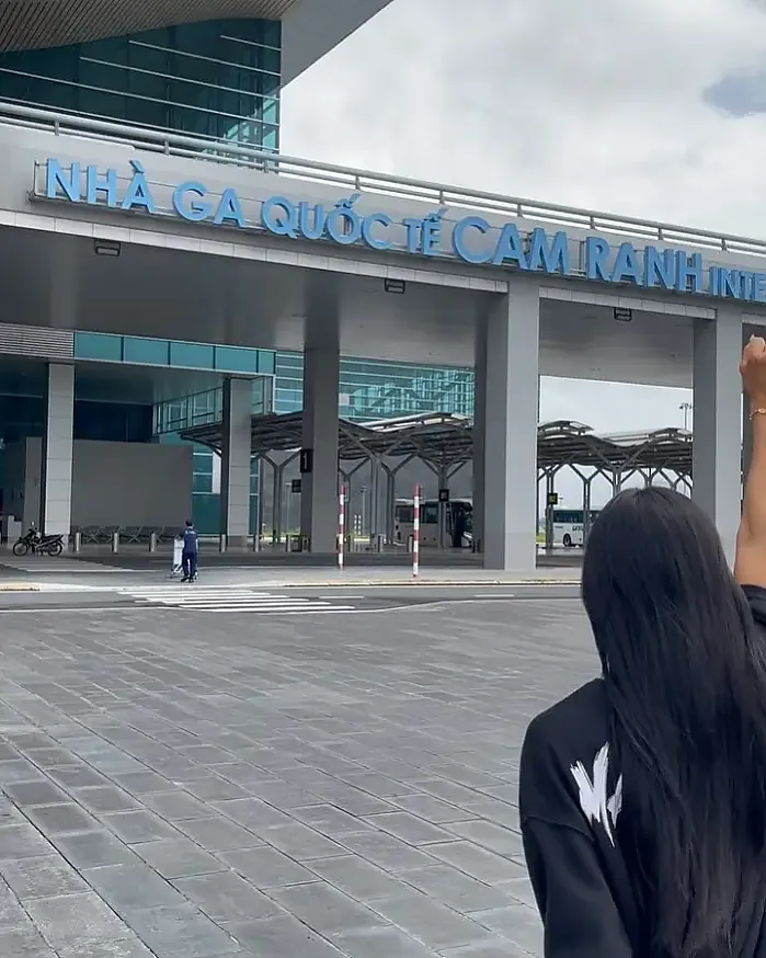 뱅기타기 4시간전에 짐 싸보기는 또 처음이네 날새고 기절이슈 @__.yoonyoon