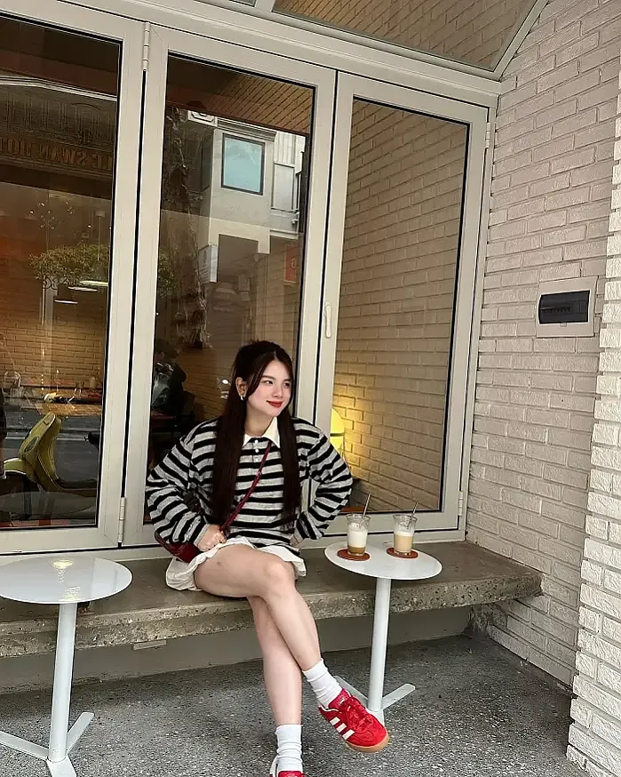 Coffee and my outfit @i.thuhoaiii