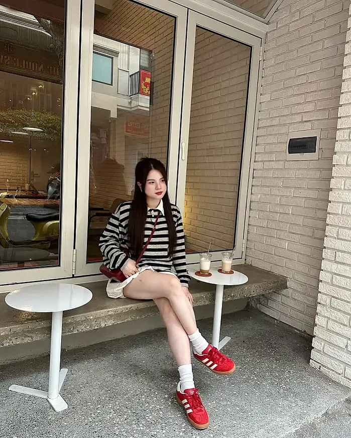 Coffee and my outfit @i.thuhoaiii