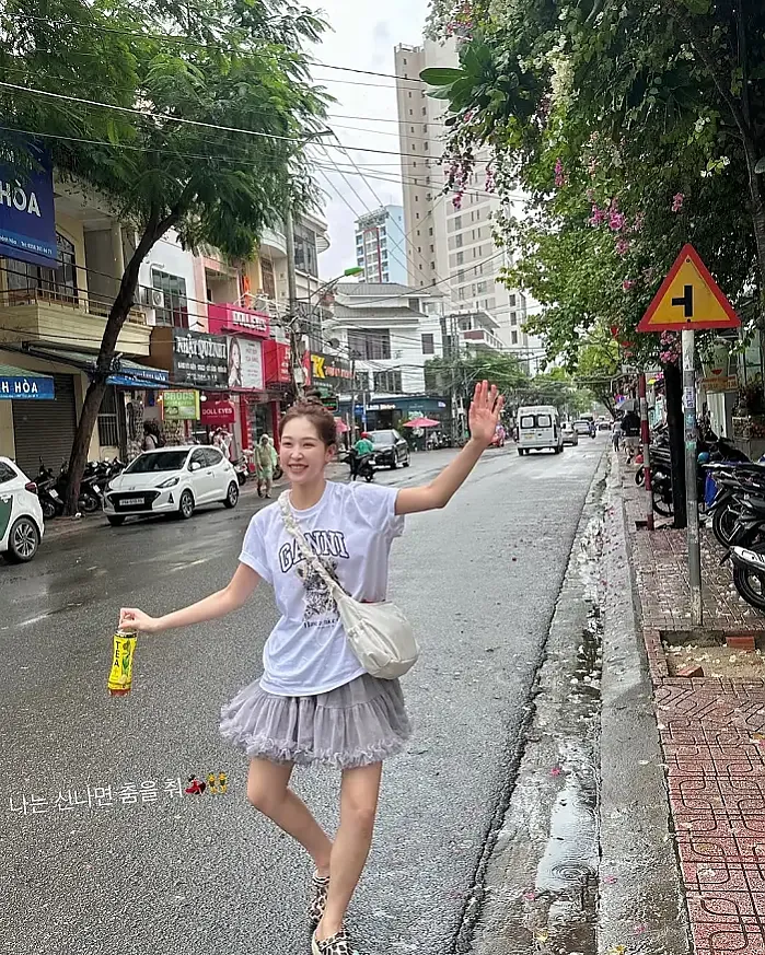 여행 가서 이정도로 비가 온 적이 없는데... instagram for yunaring__